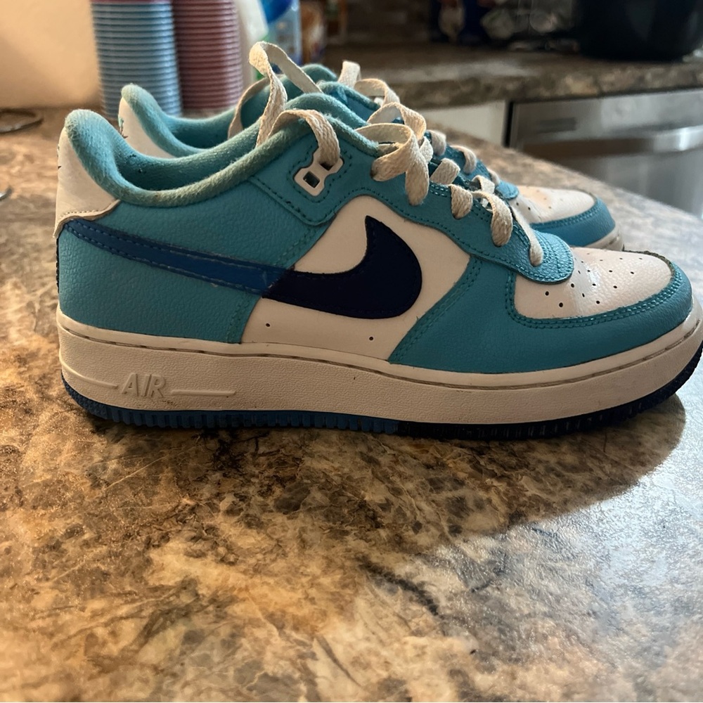 NIKE AIR FORCE  1 LOW '07  LV8 "SPLIT LIGHT PHOTO BLUE" 6 Y / 7.5 Womens